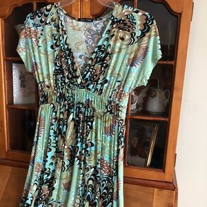 Patterned dress. With v-neck and cinched waist